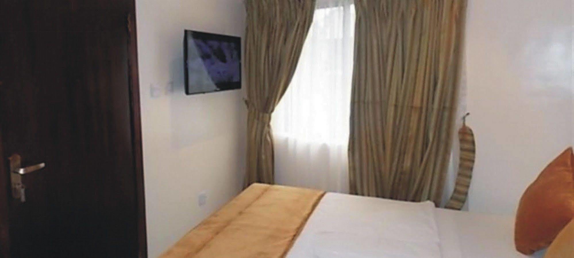 Crown Cottage Hotel Ikeja Exterior photo